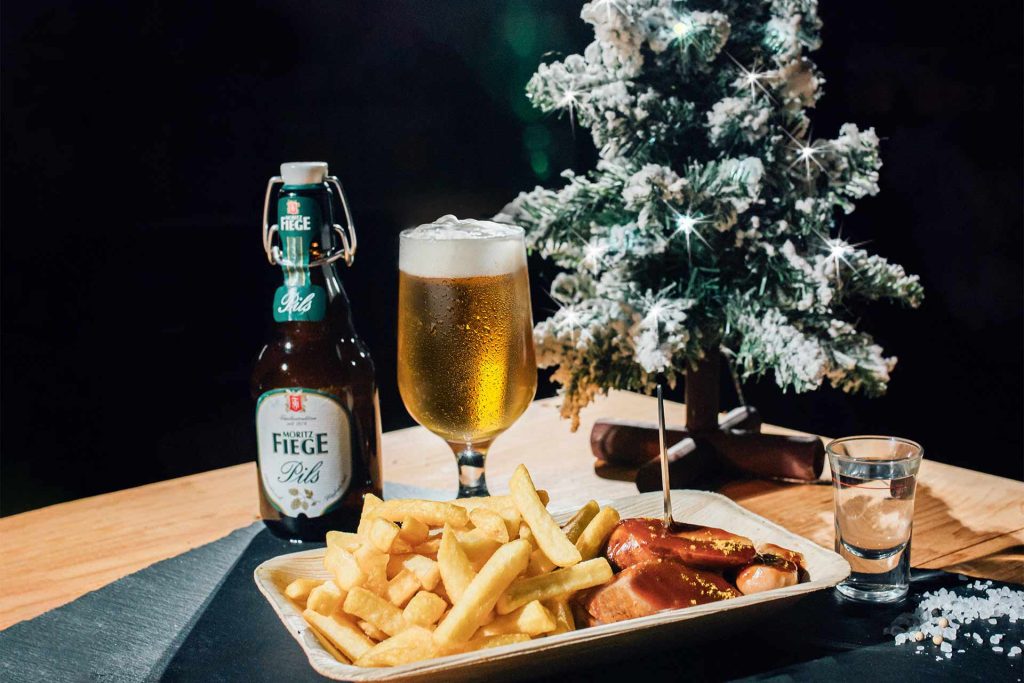 Weihnachtsmarkt Klassiker Currywurst Pommes Weihnachtsmarkt Klassiker Currywurst Pommes